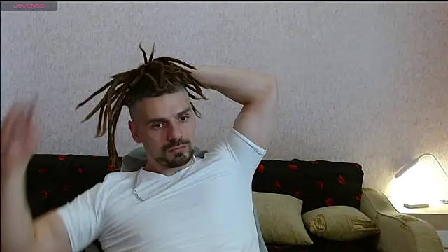 Snapshot of Aestheticguy101 chatting on 06-12-26, 12:37 Aestheticguy101 online show from 06-12-26, 12:37