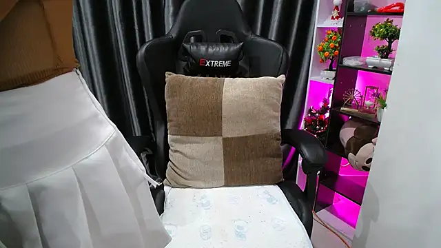 Snapshot of Yuki-yio chatting on 03-10-25, 01:34 Yuki-yio online show from 03-10-25, 01:34