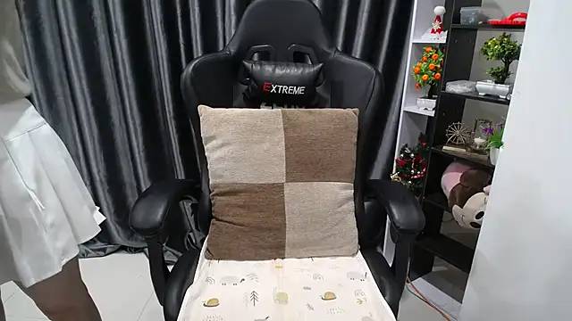 Snapshot of Yuki-yio chatting on 03-13-25, 01:21 Yuki-yio online show from 03-13-25, 01:21