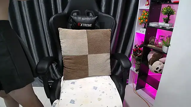 Snapshot of Yuki-yio chatting on 03-18-25, 01:21 Yuki-yio online show from 03-18-25, 01:21