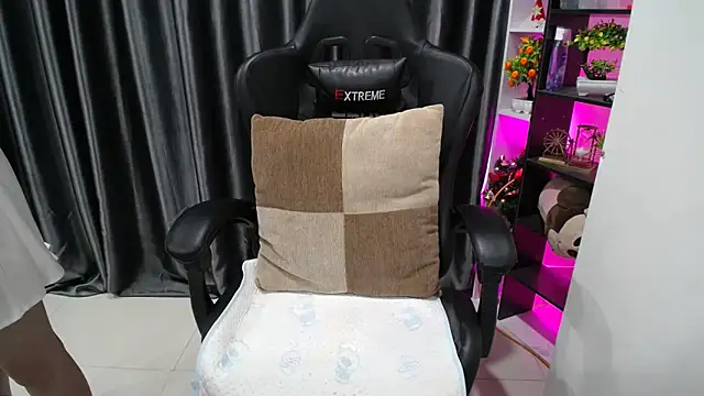 Snapshot of Yuki-yio chatting on 09-10-25, 01:16 Yuki-yio online show from 09-10-25, 01:16