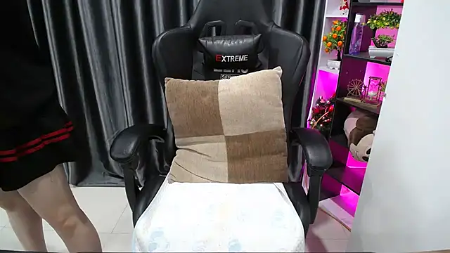 Snapshot of Yuki-yio chatting on 09-11-25, 01:17 Yuki-yio online show from 09-11-25, 01:17