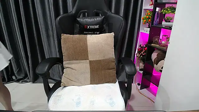 Snapshot of Yuki-yio chatting on 09-12-25, 01:17 Yuki-yio online show from 09-12-25, 01:17