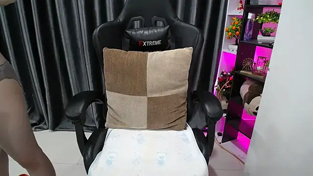 Snapshot of Yuki-yio chatting on 09-15-25, 01:16 Yuki-yio online show from 09-15-25, 01:16