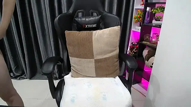 Snapshot of Yuki-yio chatting on 09-16-25, 01:17 Yuki-yio online show from 09-16-25, 01:17