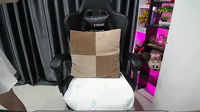 Snapshot of Yuki-yio chatting on 09-19-25, 01:18 Yuki-yio online show from 09-19-25, 01:18