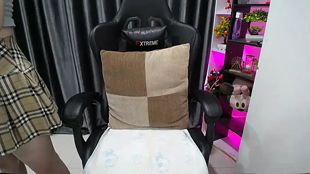 Snapshot of Yuki-yio chatting on 09-20-25, 01:28 Yuki-yio online show from 09-20-25, 01:28