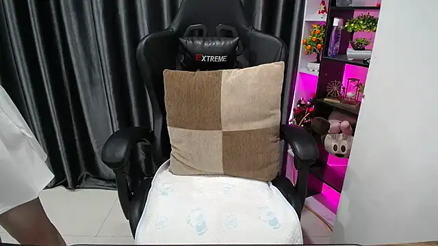 Snapshot of Yuki-yio chatting on 09-24-25, 01:20 Yuki-yio online show from 09-24-25, 01:20