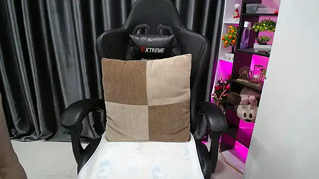 Snapshot of Yuki-yio chatting on 09-26-25, 01:20 Yuki-yio online show from 09-26-25, 01:20