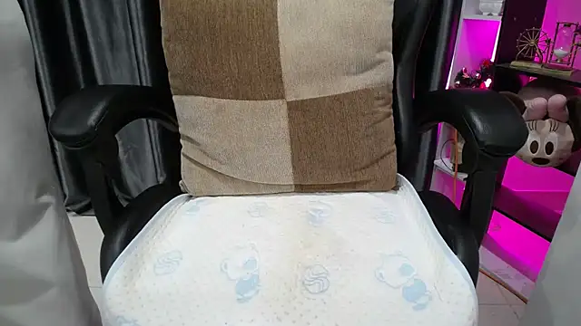 Snapshot of Yuki-yio chatting on 09-27-25, 01:21 Yuki-yio online show from 09-27-25, 01:21