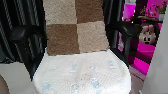 Snapshot of Yuki-yio chatting on 09-30-25, 01:21 Yuki-yio online show from 09-30-25, 01:21