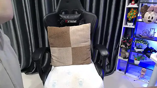 Snapshot of Yuki-yio chatting on 10-06-25, 01:47 Yuki-yio online show from 10-06-25, 01:47