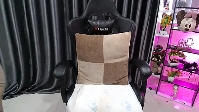 Snapshot of Yuki-yio chatting on 10-09-25, 01:14 Yuki-yio online show from 10-09-25, 01:14