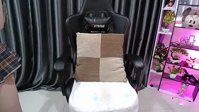 Snapshot of Yuki-yio chatting on 10-12-25, 12:42 Yuki-yio online show from 10-12-25, 12:42