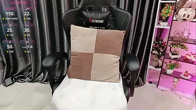 Snapshot of Yuki-yio chatting on 10-20-25, 01:17 Yuki-yio online show from 10-20-25, 01:17