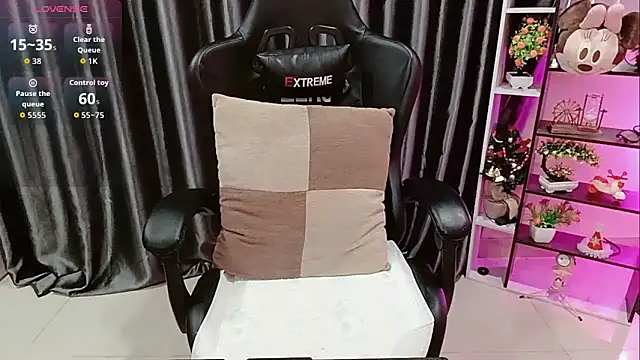 Snapshot of Yuki-yio chatting on 11-01-25, 01:18 Yuki-yio online show from 11-01-25, 01:18