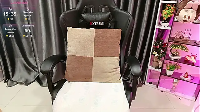 Snapshot of Yuki-yio chatting on 11-11-25, 01:16 Yuki-yio online show from 11-11-25, 01:16