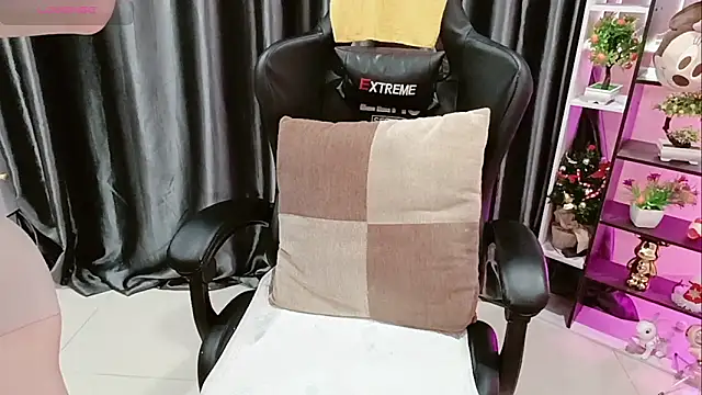 Snapshot of Yuki-yio chatting on 02-04-26, 02:06 Yuki-yio online show from 02-04-26, 02:06