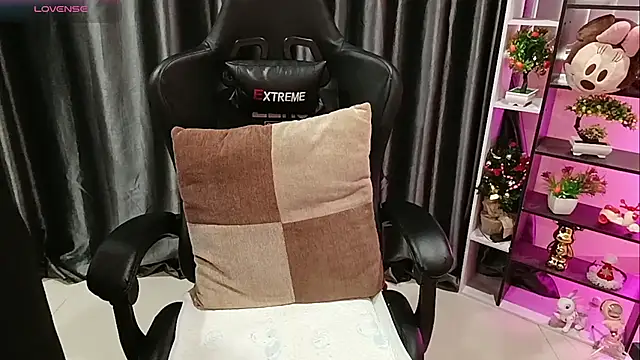 Snapshot of Yuki-yio chatting on 02-05-26, 01:21 Yuki-yio online show from 02-05-26, 01:21