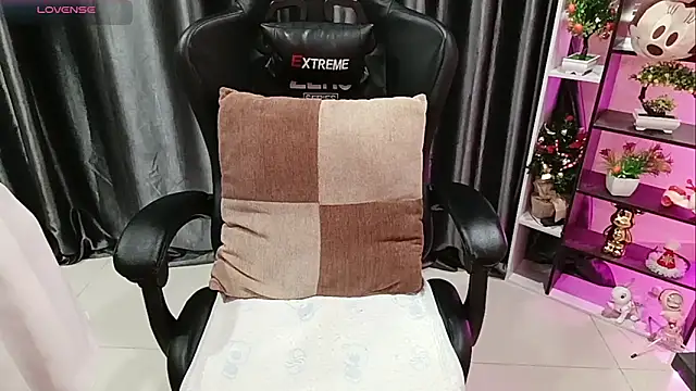 Snapshot of Yuki-yio chatting on 02-11-26, 01:21 Yuki-yio online show from 02-11-26, 01:21