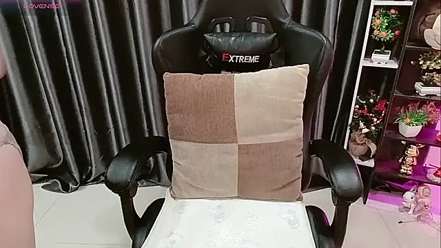 Snapshot of Yuki-yio chatting on 03-05-26, 01:23 Yuki-yio online show from 03-05-26, 01:23