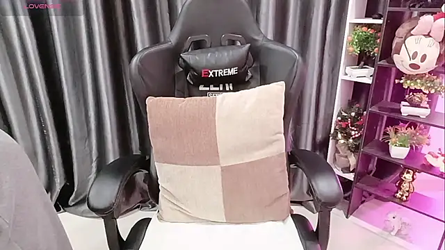 Snapshot of Yuki-yio chatting on 03-11-26, 01:11 Yuki-yio online show from 03-11-26, 01:11