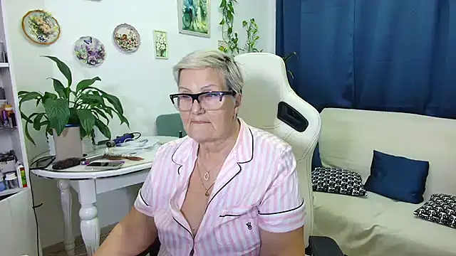 Snapshot of Selenna57 chatting on 12-19-25, 07:10 Selenna57 online show from 12-19-25, 07:10