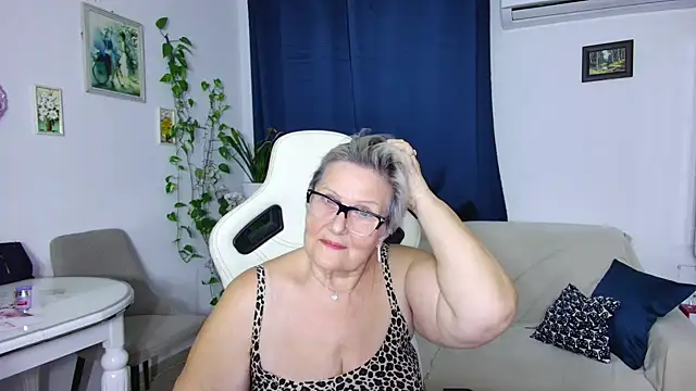 Snapshot of Selenna57 chatting on 02-02-26, 06:17 Selenna57 online show from 02-02-26, 06:17