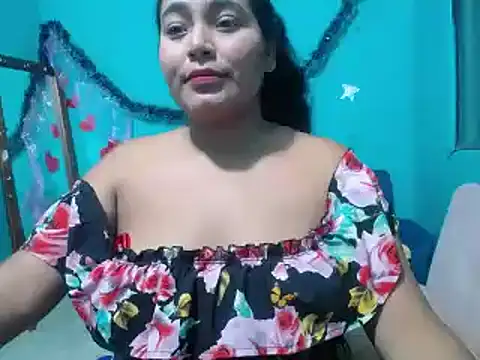 Snapshot of sirena_15 chatting on 12-23-24, 05:49 sirena 15 online show from 12-23-24, 05:49