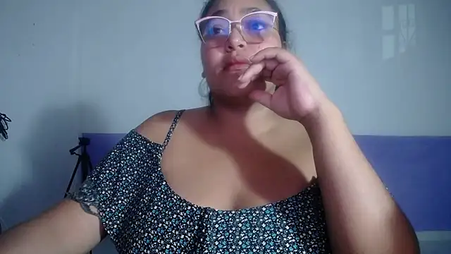 Snapshot of sirena_15 chatting on 05-29-26, 05:27 sirena 15 online show from 05-29-26, 05:27