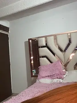 Snapshot of Im_sarah chatting on 12-20-25, 04:41 Im sarah online show from 12-20-25, 04:41