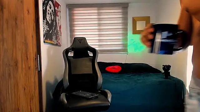 Snapshot of Liam_V chatting on 01-30-25, 04:55 Liam V online show from 01-30-25, 04:55