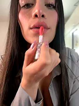 Emmily 19 online show from 11-18-25, 10:03