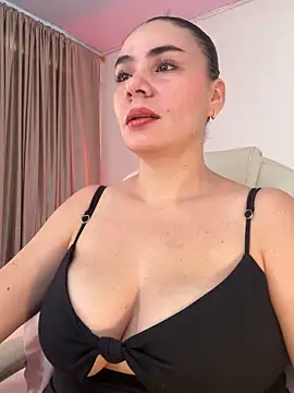 Snapshot of MeganDupont chatting on 12-14-25, 01:05 MeganDupont online show from 12-14-25, 01:05