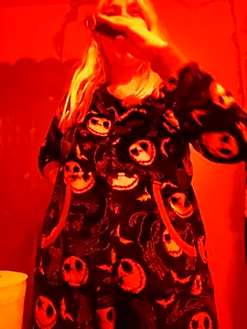 Snapshot of ScarletCallings420 chatting on 11-23-25, 01:44 ScarletCallings420 online show from 11-23-25, 01:44