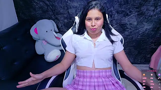 Snapshot of olivia_love_ chatting on 05-06-26, 07:19 olivia love online show from 05-06-26, 07:19