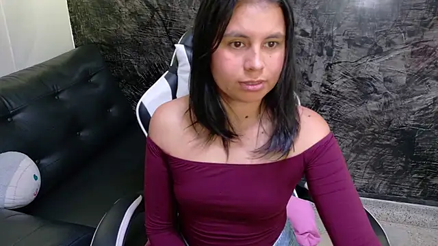 Snapshot of olivia_love_ chatting on 06-25-26, 09:19 olivia love online show from 06-25-26, 09:19