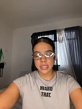 Snapshot of trianawhite chatting on 12-21-25, 03:19 trianawhite online show from 12-21-25, 03:19