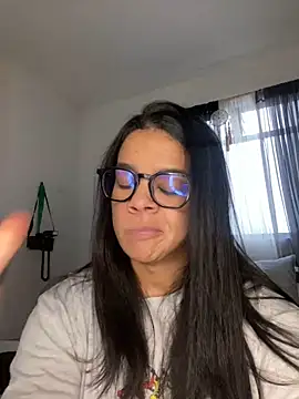 Snapshot of trianawhite chatting on 01-19-26, 04:11 trianawhite online show from 01-19-26, 04:11