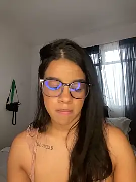 Snapshot of trianawhite chatting on 02-10-26, 03:05 trianawhite online show from 02-10-26, 03:05