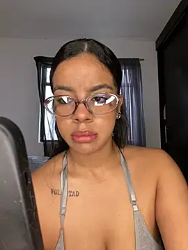 Snapshot of trianawhite chatting on 02-17-26, 02:46 trianawhite online show from 02-17-26, 02:46