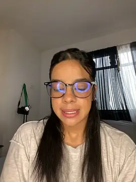 Snapshot of trianawhite chatting on 02-18-26, 03:08 trianawhite online show from 02-18-26, 03:08