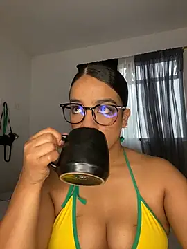 Snapshot of trianawhite chatting on 03-27-26, 03:23 trianawhite online show from 03-27-26, 03:23