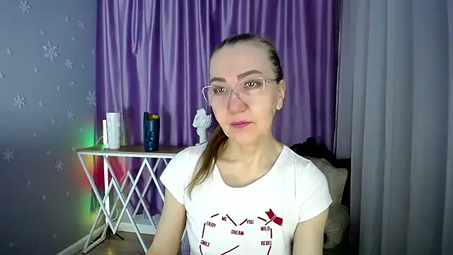 queen a n i online show from 02-11-25, 08:05