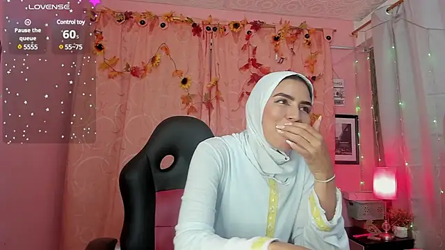 Snapshot of DarshaKhemu chatting on 01-11-25, 08:43 DarshaKhemu online show from 01-11-25, 08:43