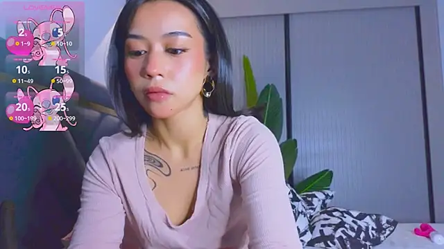 Mia Tin online show from 10-26-25, 06:14