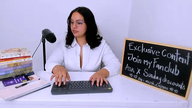 Snapshot of susy_angel chatting on 06-08-26, 02:45 susy angel online show from 06-08-26, 02:45
