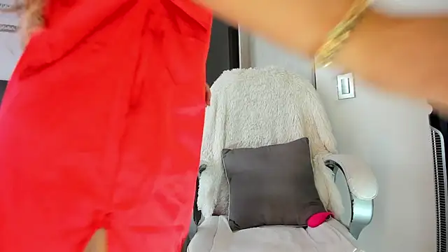 Snapshot of NatalieClark chatting on 01-19-26, 02:32 NatalieClark online show from 01-19-26, 02:32