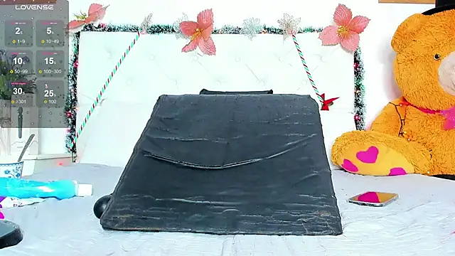 Snapshot of Sharon_smiith chatting on 12-19-24, 04:23 Sharon smiith online show from 12-19-24, 04:23