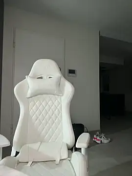 Snapshot of HannaXLove chatting on 12-21-25, 09:11 HannaXLove online show from 12-21-25, 09:11